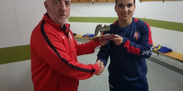 El entrenador melillense (i) junto al jugador local Ali.