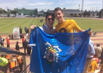 El melillense Borja Garcés, con la bandera de nuestra ciudad, en la celebración del triunfo