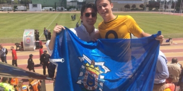 El melillense Borja Garcés, con la bandera de nuestra ciudad, en la celebración del triunfo