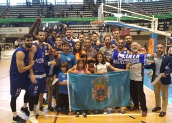 Los jugadores de la primera	 plantilla del Club Melilla Baloncesto celebraron con los aficionados de nuestra ciudad que se dieron cita en Castellón el pase a las semifinales