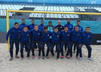 Foto de familia de los integrantes de la expedición del Melistar Fútbol Playa, en la localidad portuguesa de Nazaré.