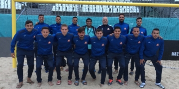 Foto de familia de los integrantes de la expedición del Melistar Fútbol Playa, en la localidad portuguesa de Nazaré.