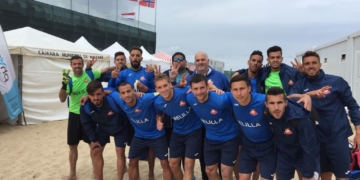 Los locales, en la celebración de uno de sus triunfos en Nazaré.