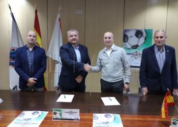 El presidente de la Fundación, Diego Martínez, estrecha la mano de Hassan Hossein, director de CentrosD2, tras la firma de un convenio para crear un programa de idiomas para los miembros del equipo técnico, arbitral y jugadores por un lado, y por otro para fomentar el estudio de un idioma entre los jóvenes con un programa compatible con la práctica y entrenamientos deportivos.