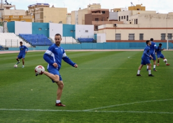 El central de la UD Melilla, Odei, con el balón no seguirá en la disciplina de la UD  Melilla.