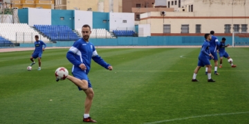 El central de la UD Melilla, Odei, con el balón no seguirá en la disciplina de la UD  Melilla.