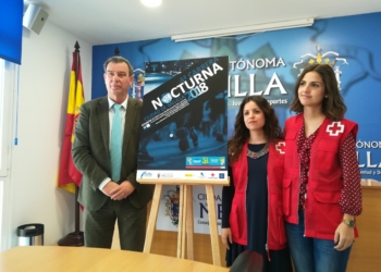 Imagen del cartel anunciador de la prueba, junto a Antonio Miranda y las representantes de Cruz Roja Melilla.