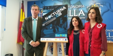 Imagen del cartel anunciador de la prueba, junto a Antonio Miranda y las representantes de Cruz Roja Melilla.