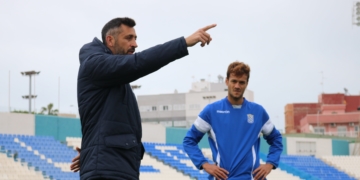 Este técnico jienense no dirigirá más a sus futbolistas en el estadio municipal Álvarez Claro.