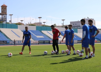 El técnico azulino, Manolo Herrero, en una de las sesiones de entrenamientos de estas últimas semanas.