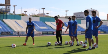 El técnico azulino, Manolo Herrero, en una de las sesiones de entrenamientos de estas últimas semanas.
