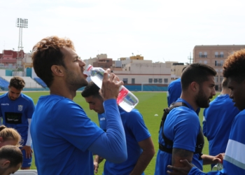 El centrocampista de la UD Melilla, a la conclusión de la sesión de entrenamiento en el estadio Álvarez Claro.