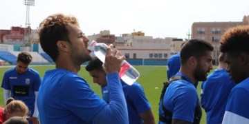 El centrocampista de la UD Melilla, a la conclusión de la sesión de entrenamiento en el estadio Álvarez Claro.