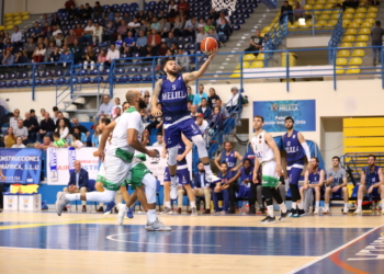 El escolta del Melilla Baloncesto, Diego Kapelan, en una de sus entradas a la canasta del Tau Castelló