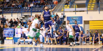 El escolta del Melilla Baloncesto, Diego Kapelan, en una de sus entradas a la canasta del Tau Castelló