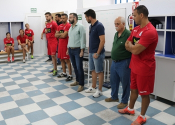 El presidente de la UD Melilla, en una de sus visitas al vestuario de su equipo.