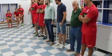 El presidente de la UD Melilla, en una de sus visitas al vestuario de su equipo.
