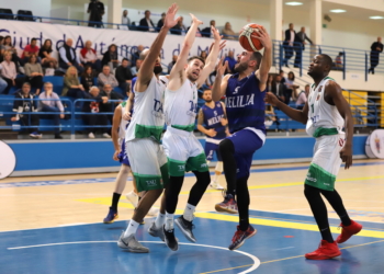 Entrada a canasta del base del Melilla Baloncesto, Dani Rodríguez, durante el partido de ayer.
