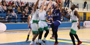 Entrada a canasta del base del Melilla Baloncesto, Dani Rodríguez, durante el partido de ayer.