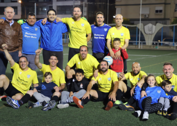 El equipo, en el festejo de su campeonato en el terreno de juego del Fernando Pernías