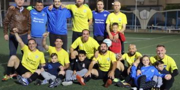 El equipo, en el festejo de su campeonato en el terreno de juego del Fernando Pernías