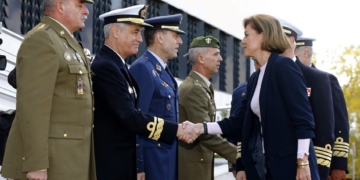 GRA096 POZUELO DE ALARCÓN (MADRID), 09/11/2016.- La nueva ministra de Defensa, María Dolores de Cospedal, que mantuvo su primer encuentro con la cúpula militar y contactó con las tropas desplegadas en el exterior en una videoconferencia desde el cuartel de Retamares de Pozuelo de Alarcón (Madrid), recibida por el mando de operaciones a su llegada al acto. EFE/Zipi