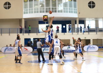 Salto inicial en el cuarto de los partidos de la eliminatoria entre el Melilla Baloncesto y el CB Prat