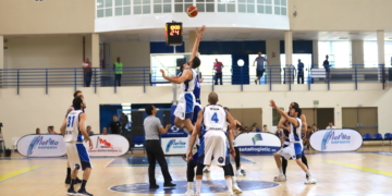 Salto inicial en el cuarto de los partidos de la eliminatoria entre el Melilla Baloncesto y el CB Prat