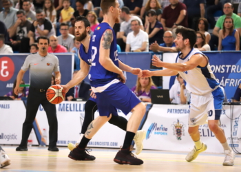El ataque del cuadro del Melilla Baloncesto se vio truncado en muchas ocasiones por la buena defensa zona de los barceloneses