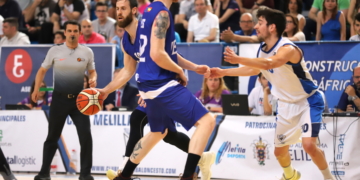 El ataque del cuadro del Melilla Baloncesto se vio truncado en muchas ocasiones por la buena defensa zona de los barceloneses