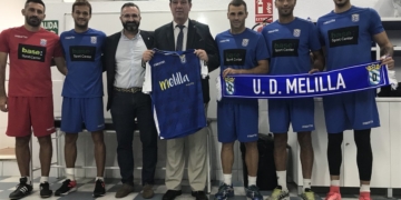 Miranda, junto a jugadores y cuerpo técnico de la UD Melilla.