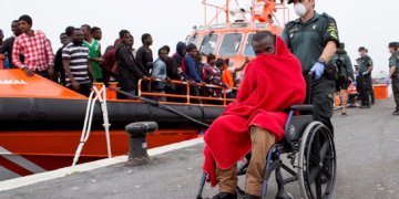 GRAF987. MOTRIL (GRANADA), 15/06/2018.- Llegan al puerto de Motril los 53 inmigrantes subsaharianos que fueron rescatados hoy por Salvamento Marítimo mientras navegaban en una patera a 26 millas al sur de Motril. EFE/Miguel Paquet