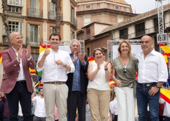 GRAF1298. MÁLAGA, 16/06/2018.- El presidente de Ciudadanos, Albert Rivera (2i); acompañado por el premio Nobel de Literatura Mario Vargas Llosa (3i); el ex seleccionador nacional de Baloncesto Javier Imbroda (i); la escritora María Elvira Roca Barea (3d); el empresario Kike Sarasola (d); y la magistrada de la Audiencia Provincial de Málaga María José Torres (2d), participan en el segundo acto de la Plataforma España Ciudadana, hoy en la Plaza de la Constitución de Málaga. EFE/Daniel Pérez