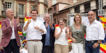 GRAF1298. MÁLAGA, 16/06/2018.- El presidente de Ciudadanos, Albert Rivera (2i); acompañado por el premio Nobel de Literatura Mario Vargas Llosa (3i); el ex seleccionador nacional de Baloncesto Javier Imbroda (i); la escritora María Elvira Roca Barea (3d); el empresario Kike Sarasola (d); y la magistrada de la Audiencia Provincial de Málaga María José Torres (2d), participan en el segundo acto de la Plataforma España Ciudadana, hoy en la Plaza de la Constitución de Málaga. EFE/Daniel Pérez