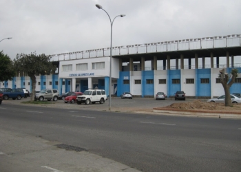 Los dirigentes del club local trabajan a destajo en la sede del club.