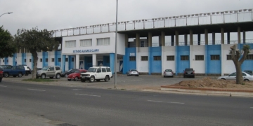 Los dirigentes del club local trabajan a destajo en la sede del club.
