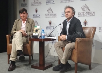 El exministro de Trabajo Manuel Pimentel presenta su novela ‘Dolmen’ en la Feria del Libro de Melilla