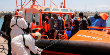 GRAF7543. MELILLA, 10/06/2018.- Llegada a Melilla de algunos de los inmigrantes rescatados cuando navegaban a bordo de dos pateras en el Mar de Alborán. EFE/ F.G Guerrero