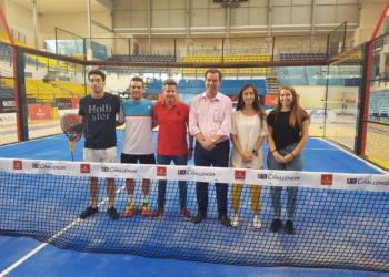 Antonio Miranda junto a los jugadores melillenses que estuvieron presentes en la presentación del torneo local.