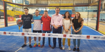 Antonio Miranda junto a los jugadores melillenses que estuvieron presentes en la presentación del torneo local.