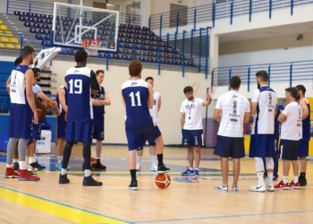 El primer entrenador, Alejandro Alcoba, en la charla antes del inicio de la sesión de entrenamientos.