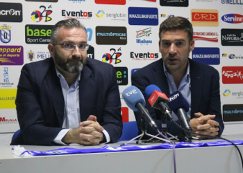 Luis Miguel Carrión, junto al presidente de la Unión Deportiva Melilla, Luisma Rincón, durante el acto de presentación en el estadio Álvarez Claro.