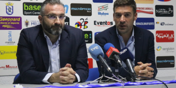 Luis Miguel Carrión, junto al presidente de la Unión Deportiva Melilla, Luisma Rincón, durante el acto de presentación en el estadio Álvarez Claro.