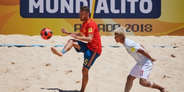 El melillense Cintas golpea el balón ante la presencia de un jugador japonés.