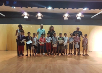 El Faro MELILLA
El Club Deportivo Real echó el pasado miércoles el cierre a la temporada 2017-2018 con la entrega de trofeos que se llevó a cabo en el salón de actos del Colegio CEIP Real al que pertenece. 
El acto contó con la presencia de la viceconsejera de Juventud y Mujer de la CAM, Isabel Moreno, del vicepresidente de la Real Federación Melillense de Fútbol, José Muñoz y del Presidente de la Fundación.
Abrió el acto Rafael Nieto, vicepresidente del club y a su vez jefe de estudios del colegio del Barrio del Real, quien repasó brevemente la historia de este club que nació en 1970 siendo una entidad básica, "pero que poco a poco fue creciendo convirtiéndose hoy en día en un club de referencia en la ciudad". 
El club que preside Yasmina Al-lal Mohamedi, tiene en el capital humano su principal riqueza; entrenadores/ras, jugadores/as y padres y madres con los que se confía mejorar y crecer cada temporada. 
El acto se desarrolló en medio de un gran ambiente y en un salón de actos que se quedó pequeño. Fueron homenajeados más de 100 jugadores y equipos, tras una campaña en la que se han conseguido grandes logros como ser campeones de la liga infantil masculina en la disciplina de balonmano y subcampeonas de dicha disciplina y categoría en cuanto al equipo femenino se refiere.
Asimismo, se hizo un reconocimiento a uno de los entrenadores del club por su entrega, predisposición, trabajo y esfuerzo en una temporada complicada, no pudiendo ser otro que Ali el Bahri.
La ceremonia finalizó con un homenaje de entrenadores, directivos, antiguos miembros del club, entre ellos jugadores, a la presidenta de la entidad,  a Yasmina Al-lal Mohamedi, en agradecimiento a la labor que lleva desempeñando desde que comenzara su mandato. 
Tras la entrega de trofeos y distinciones, todos los asistentes al acto pudieron disfrutar de un gran ambiente de festividad en el patio del CEIP Real, con una merienda