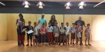 El Faro MELILLA
El Club Deportivo Real echó el pasado miércoles el cierre a la temporada 2017-2018 con la entrega de trofeos que se llevó a cabo en el salón de actos del Colegio CEIP Real al que pertenece. 
El acto contó con la presencia de la viceconsejera de Juventud y Mujer de la CAM, Isabel Moreno, del vicepresidente de la Real Federación Melillense de Fútbol, José Muñoz y del Presidente de la Fundación.
Abrió el acto Rafael Nieto, vicepresidente del club y a su vez jefe de estudios del colegio del Barrio del Real, quien repasó brevemente la historia de este club que nació en 1970 siendo una entidad básica, "pero que poco a poco fue creciendo convirtiéndose hoy en día en un club de referencia en la ciudad". 
El club que preside Yasmina Al-lal Mohamedi, tiene en el capital humano su principal riqueza; entrenadores/ras, jugadores/as y padres y madres con los que se confía mejorar y crecer cada temporada. 
El acto se desarrolló en medio de un gran ambiente y en un salón de actos que se quedó pequeño. Fueron homenajeados más de 100 jugadores y equipos, tras una campaña en la que se han conseguido grandes logros como ser campeones de la liga infantil masculina en la disciplina de balonmano y subcampeonas de dicha disciplina y categoría en cuanto al equipo femenino se refiere.
Asimismo, se hizo un reconocimiento a uno de los entrenadores del club por su entrega, predisposición, trabajo y esfuerzo en una temporada complicada, no pudiendo ser otro que Ali el Bahri.
La ceremonia finalizó con un homenaje de entrenadores, directivos, antiguos miembros del club, entre ellos jugadores, a la presidenta de la entidad,  a Yasmina Al-lal Mohamedi, en agradecimiento a la labor que lleva desempeñando desde que comenzara su mandato. 
Tras la entrega de trofeos y distinciones, todos los asistentes al acto pudieron disfrutar de un gran ambiente de festividad en el patio del CEIP Real, con una merienda