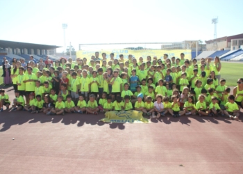 Imágen de grupo de los participantes en la competición deportiva atlética que se vivió en las pistas del estadio municipal Álvarez Claro