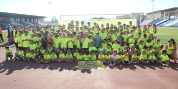 Imágen de grupo de los participantes en la competición deportiva atlética que se vivió en las pistas del estadio municipal Álvarez Claro
