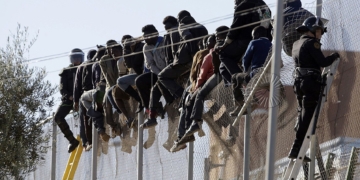 GRA143. MELILLA, 21/11/2015.- Dos subsaharianos han superado hoy el vallado entre Melilla y Marruecos y entrado en territorio español tras un intento de salto de casi un centenar de inmigrantes en el que se han registrado cuatro heridos que han sido atendidos en el hospital, uno de los cuales está en la UCI. EFE/F.G Guerrero