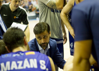 El entrenador melillense, en uno de los tiempos muertos con su equipo.